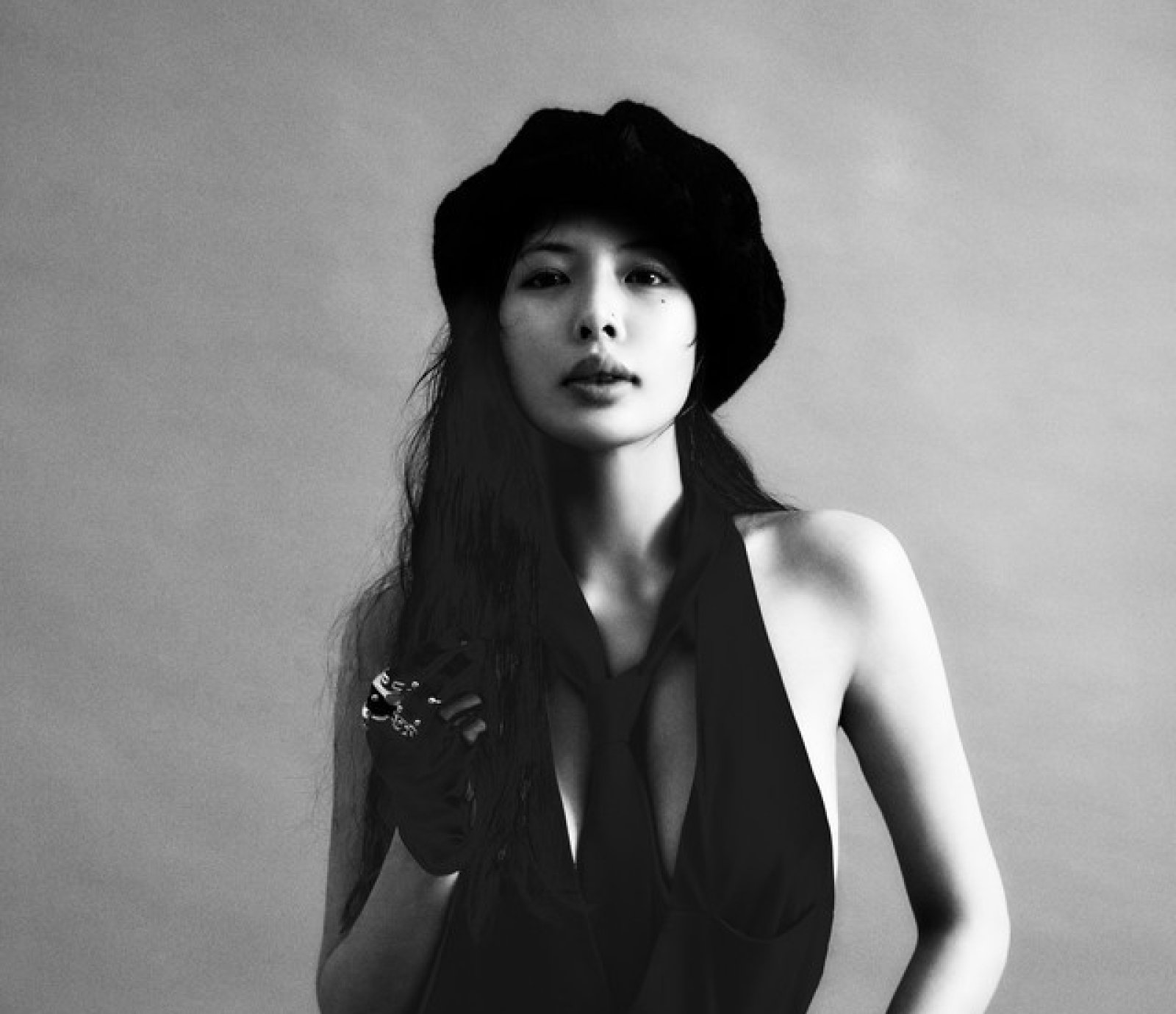 K-pop Star HyunA Collapses on Stage Amid Concerns Over Rapid Weight Loss